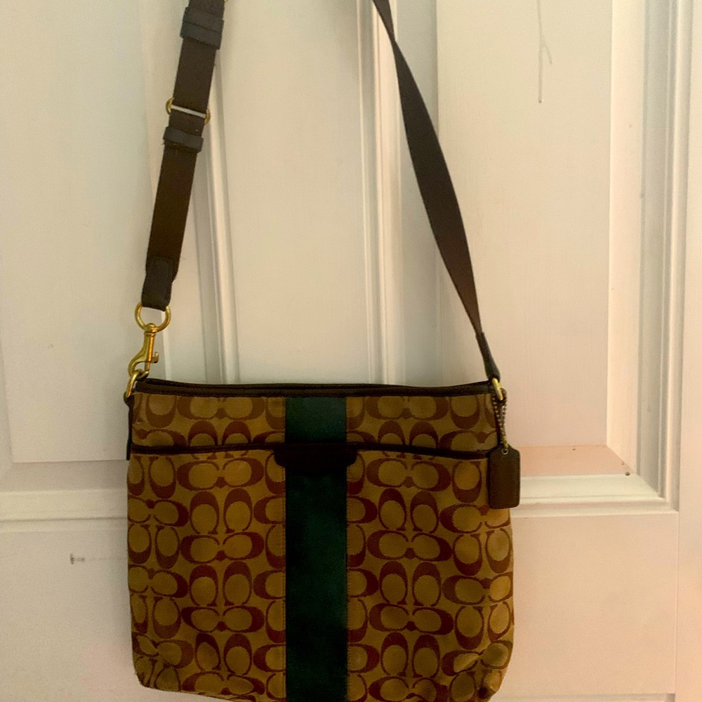 Easy to wear cross body purse